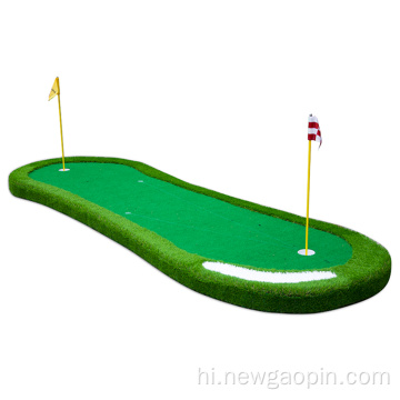DIY मिनी गोल्फ कोर्ट गोल्फ ग्रीन मैट डाल रहा है